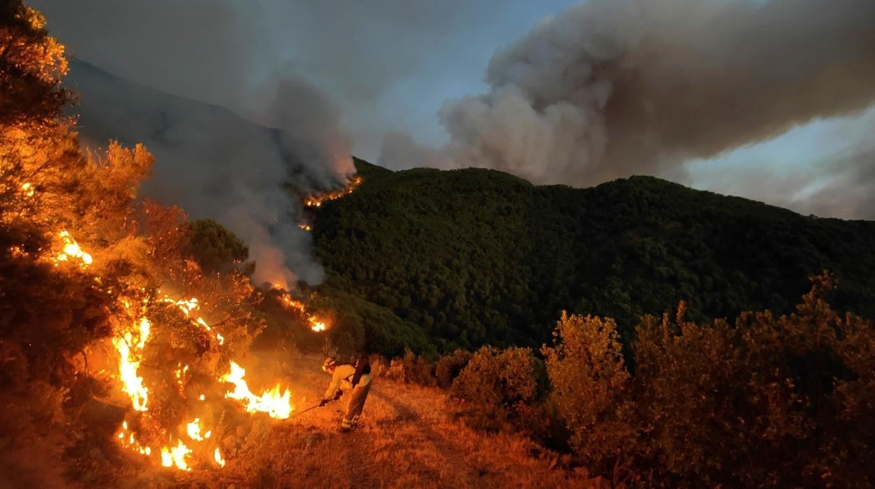 El humo de las llamas tiñe el municipio de Pujerra, en Sierra Bermeja