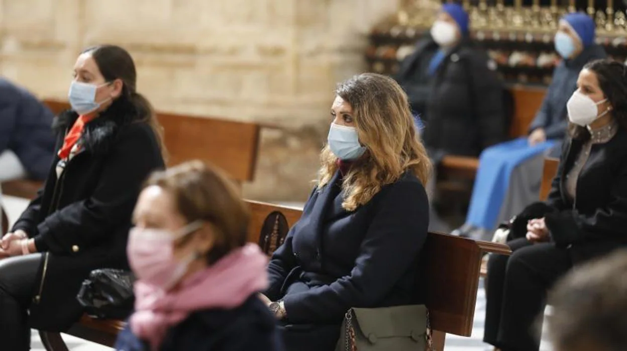 Un grupo de mujeres asisten a una misa presidida por el obispo Demetrio Fernández en la catedral de Córdoba