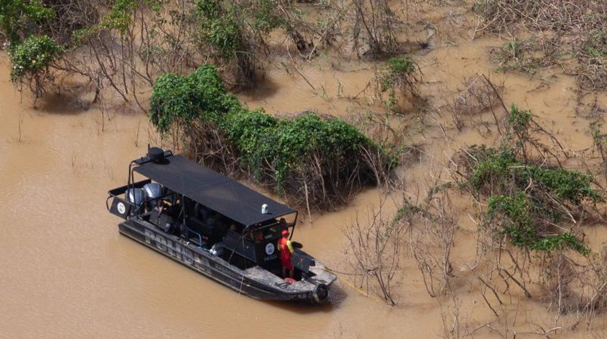 Vista aérea de la embarcación policial que rastrea el río Itaquaí buscando al periodista y al antropólogo desaparecidos