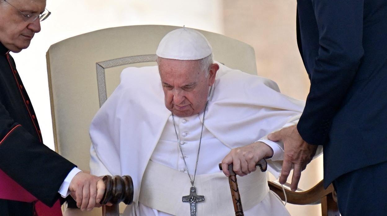 La movilidad se le complica al Papa por su lesión de rodilla
