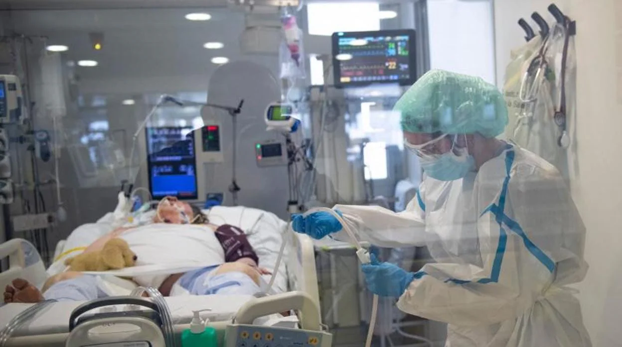 Una sanitaria atiende a un paciente Covid-19 en la UCI de un hospital de Barcelona