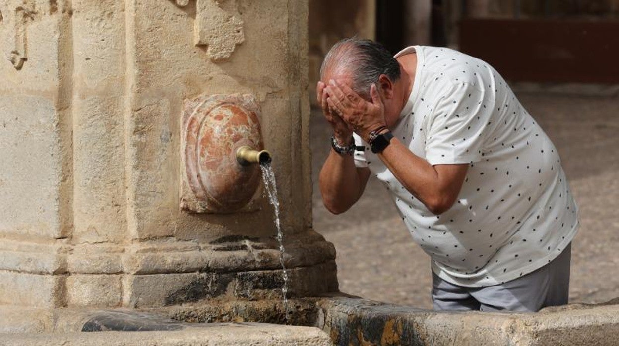 Un hombre se refresca de la ola de calor