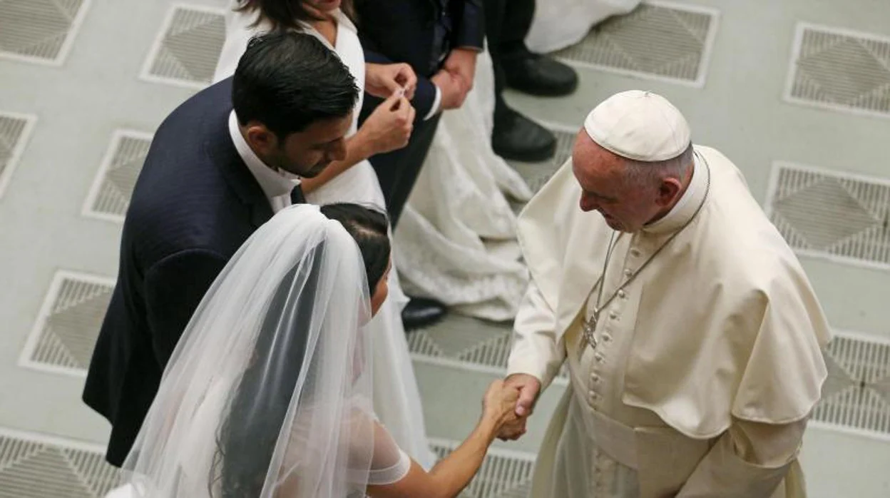 EL Papa saluda a una pareja de recién casados tras una audiencia general en agosto de 2015
