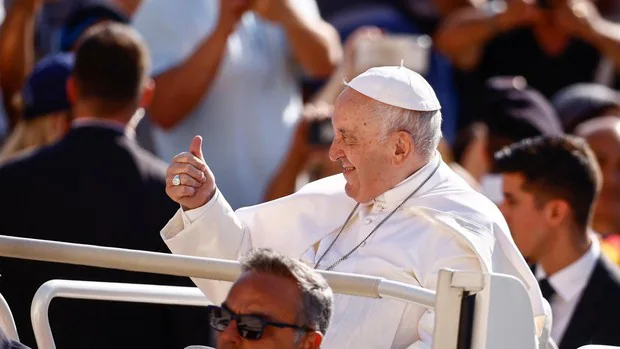 El Papa evita hablar de rumores de renuncia, pero pide «que los ancianos superen la tentación de ponerse a un lado»