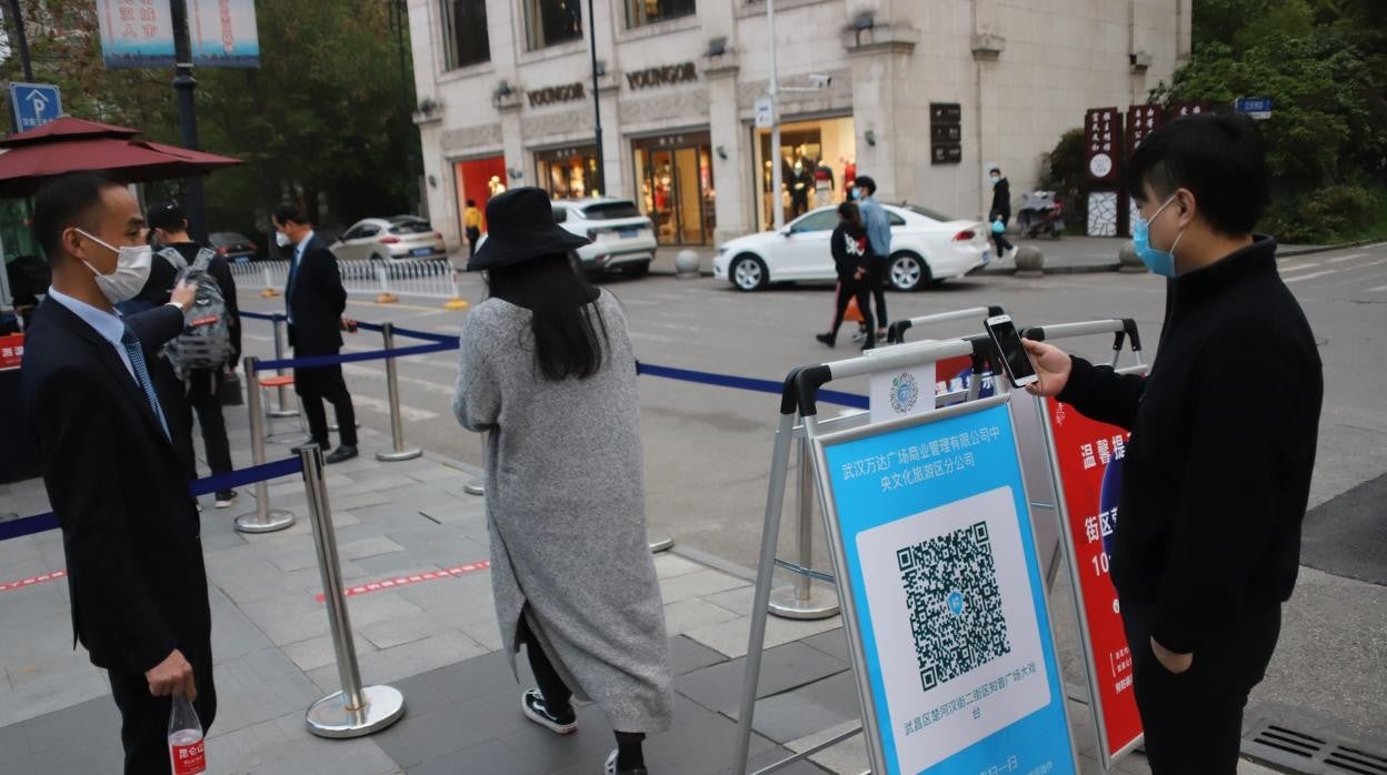 Para viajar y entrar en edificios, en China hay que tener un código QR de salud en verde en el móvil, que indica que uno no está contagiado de Covid