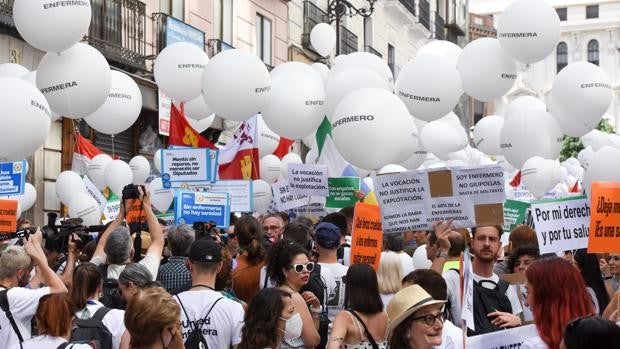 Miles de enfermeras de toda España protestan en Madrid: «La vocación no justifica la explotación»