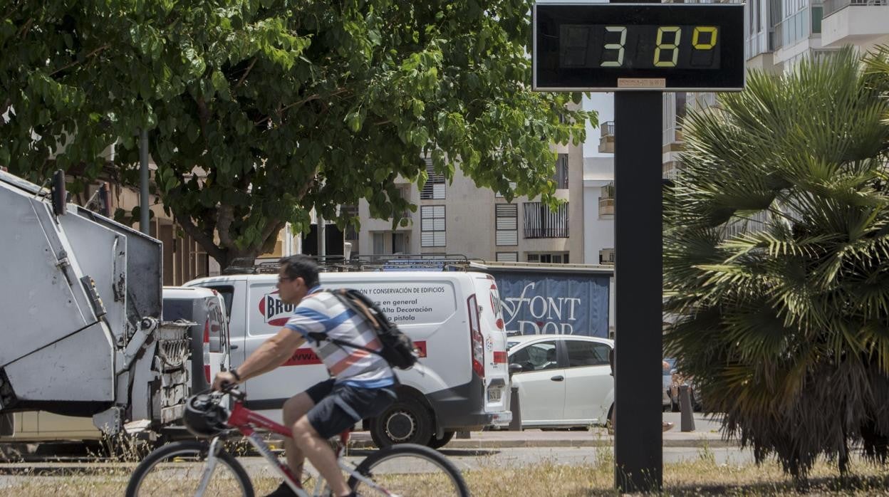 Un termómetro marca 38 grados en Mahón (Menorca)