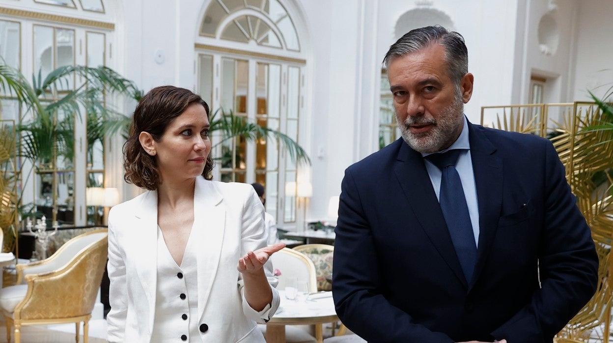 La presidenta de la Comunidad de Madrid, Isabel Díaz Ayuso, conversa con su consejero de Presidencia, Justicia e Interior, Enrique López, durante un desayuno informativo de Fórum Europa