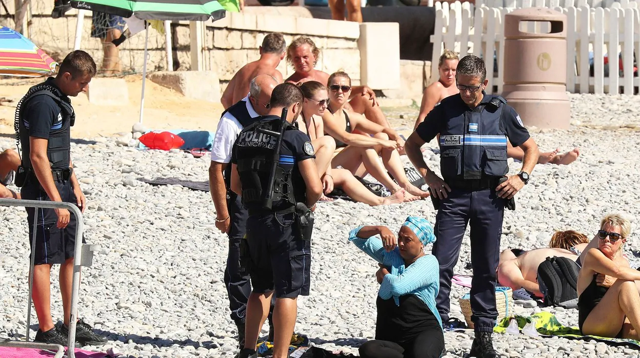 Una mujer es multada vistiendo un burkini en la playa de Niza