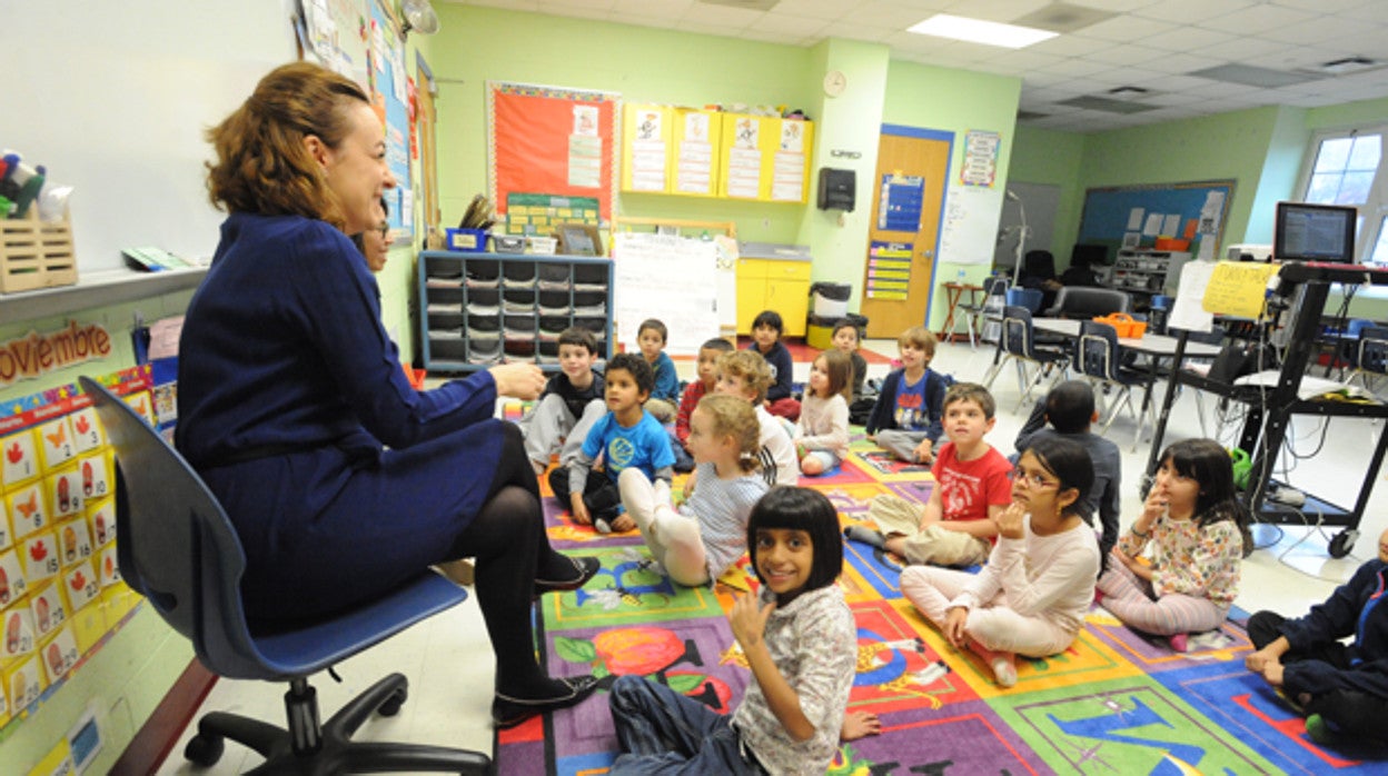 La madrileña Pilar Martínez, con sus alumnos de la Oyster Bilingual School en Washington