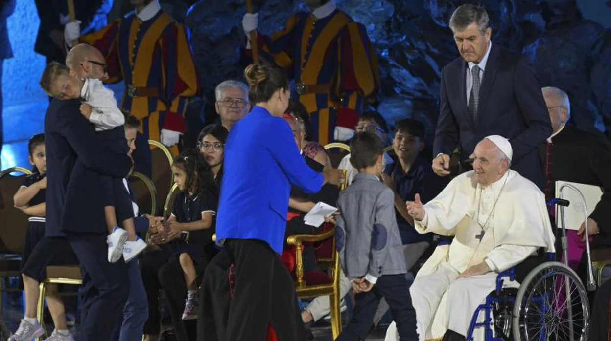 El Papa Francisco saluda a una de las familias participantes en el Encuentro