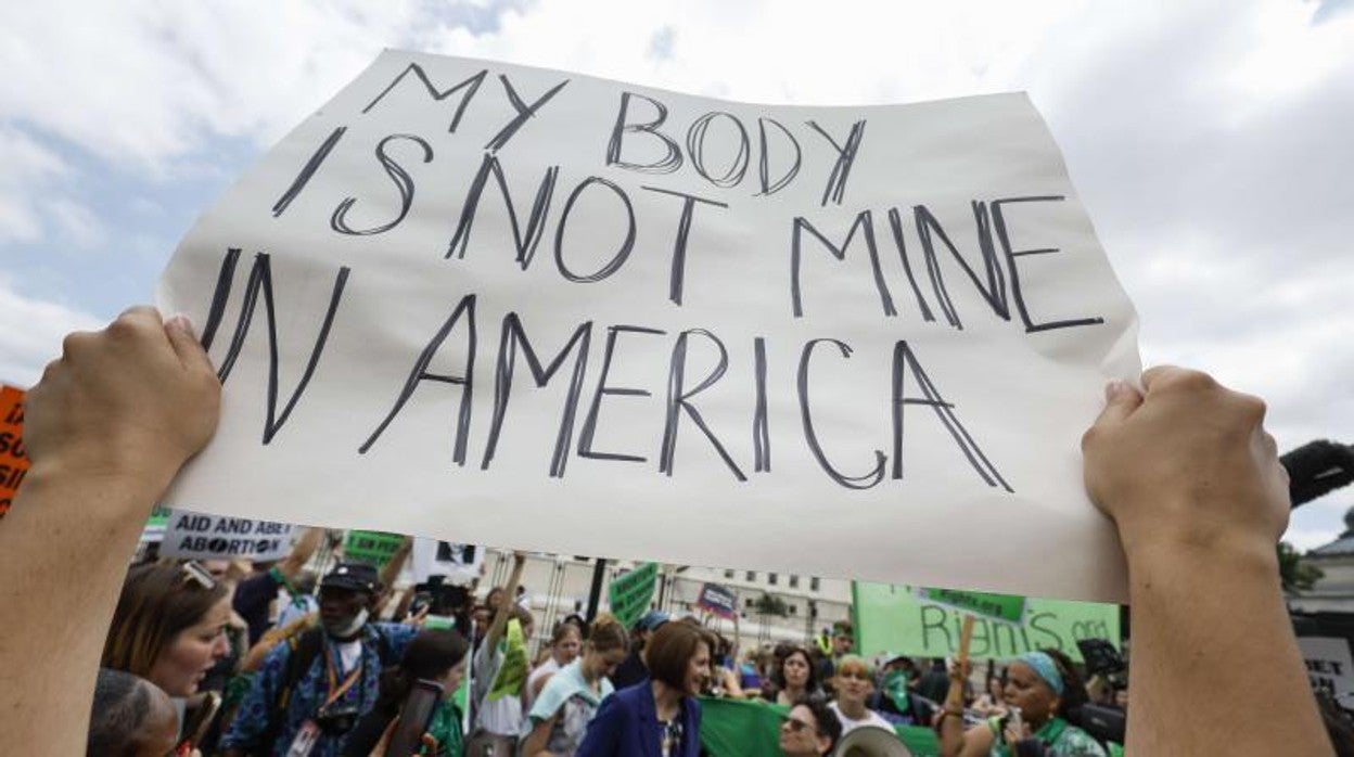 «Mi cuerpo no es mío en América», reza una de las pancartas de la manifestación espontánea a las puertas del Tribunal Supremo