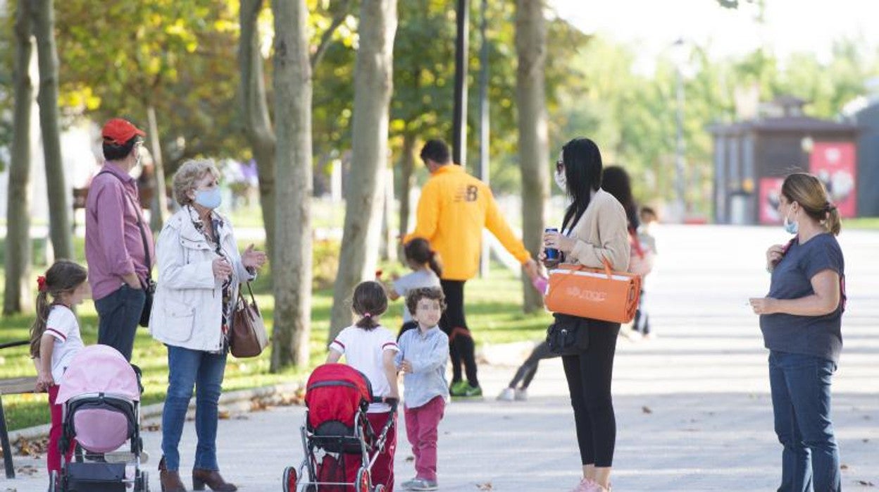 Familias paseando por Torrejón de Ardoz