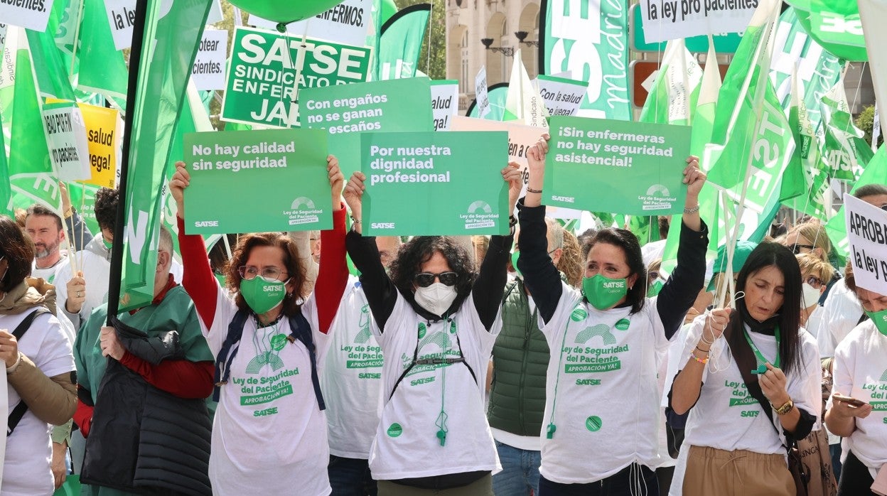 Manifestación junto al Congreso de los Diputados del colectivo de enfermeros del sindicato Satse