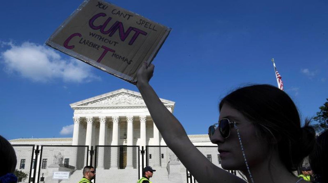 Una joven alza un cartel frente al Tribunal Supremo en las protestas de hace unos días