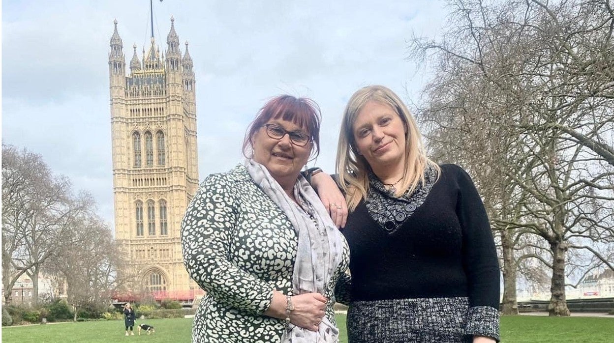 Emma Murphy y Janet Williams, dos madres británicas que fundaron la organización In-Fact después de tener hijos con diversas dolencias por la exposición al valproato de sodio