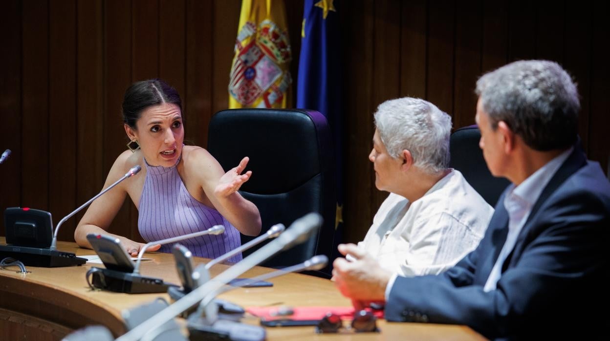 La ministra de Igualdad, Irene Montero; la presidenta de FELGTBI, Uge Sangil; y el expresidente del Gobierno José Luis Rodríguez Zapatero participan en la mesa 'Derechos LGTBI+, del matrimonio a la ley Trans', en el Ministerio de Derechos Sociales y Agenda 2030, ayer