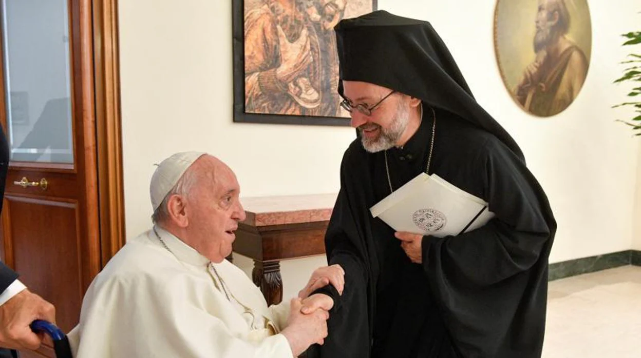 El Papa Francisco le da la mano a Job Getcha, arzobispo ortodoxo oriental de Telmessos, durante una audiencia privada, en el Vaticano, este jueves 30 de junio