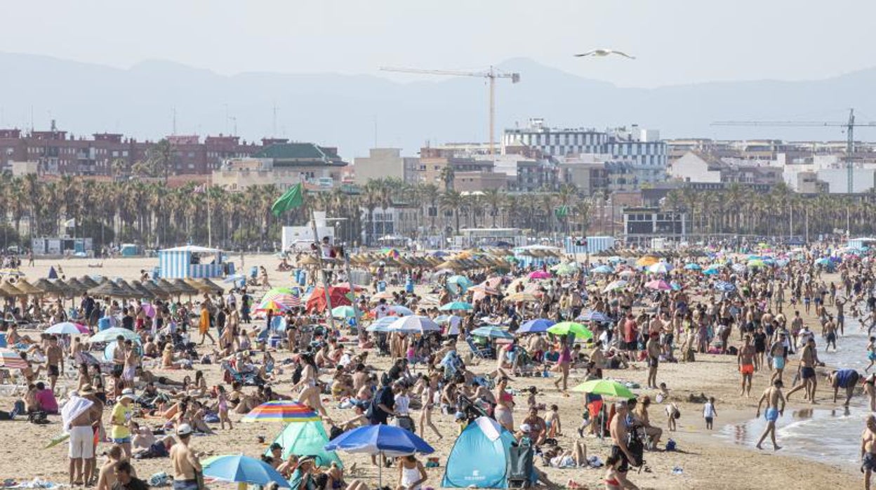 Playa de la Malvarrosa (Valencia) en junio de 2020 tras el fin del confinamiento