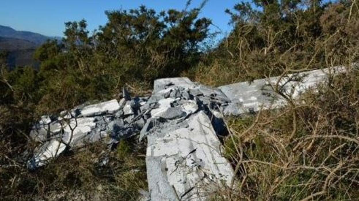 Cruz derribada en la cumbre del monte Buruntza