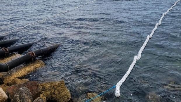 El vertido del buque semihundido en Gibraltar llega a la costa de La Línea