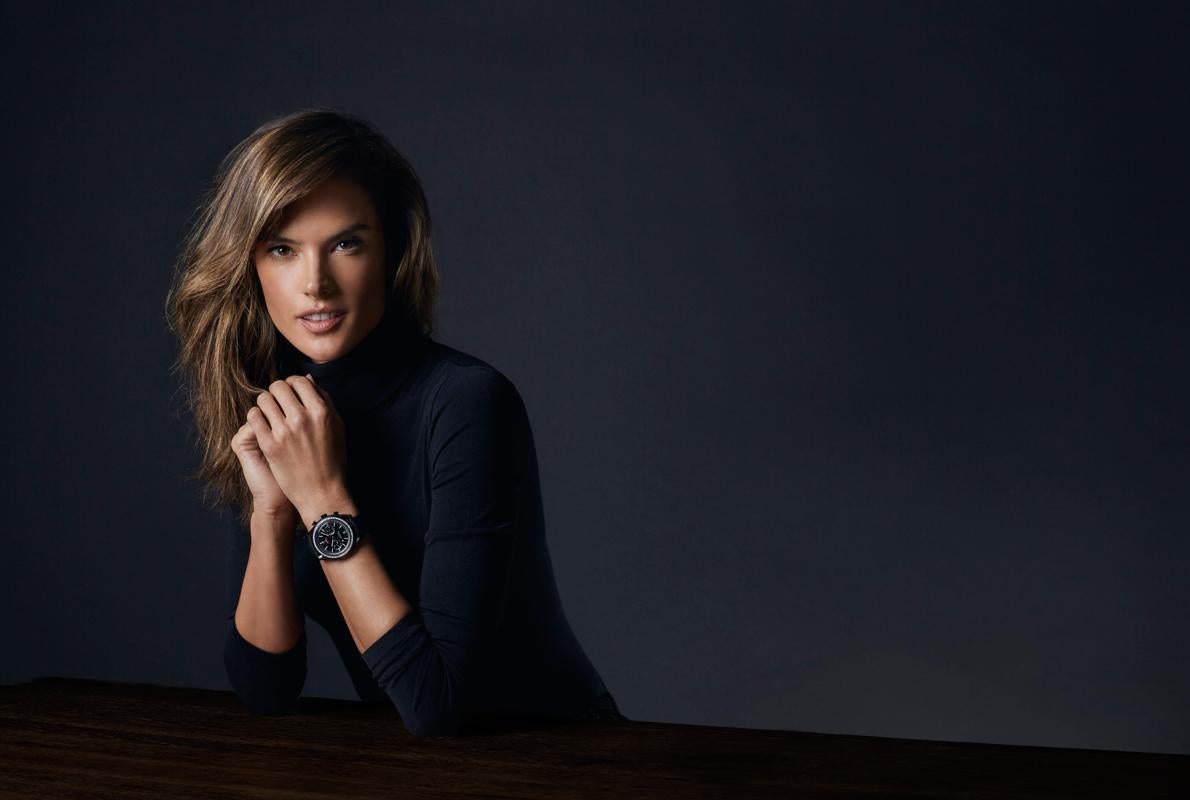 La modelo Alessandra Ambrossio con el reloj 'Speedmaster' de Omega