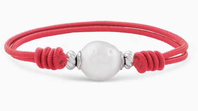 One Flúor modelo color rojo con perla blanca