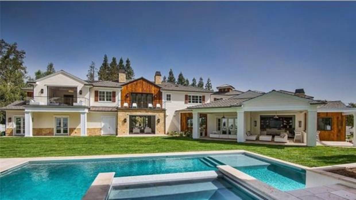 Porsche y jardín de la casa del cantante