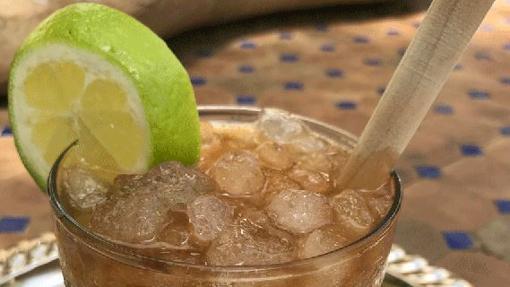 Dawa, con lima y un palito de madera empapado en miel