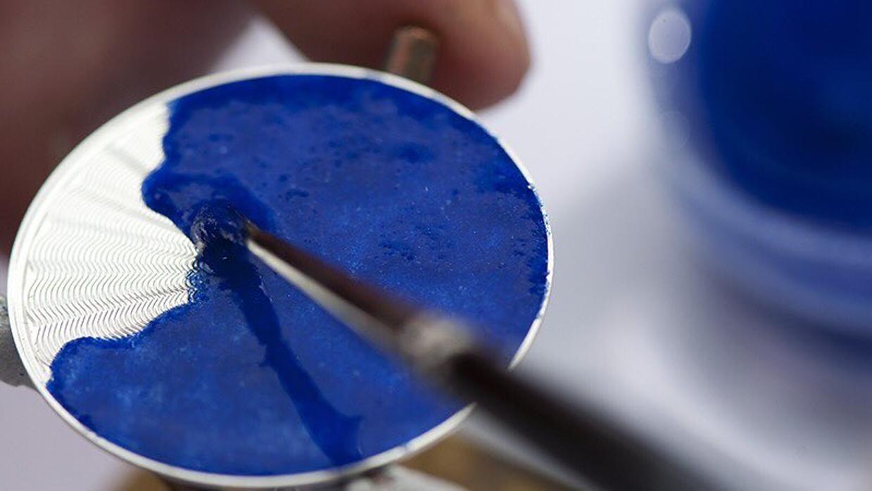 El color azul se impone al clásico blanco en la esfera relojera