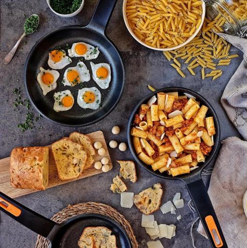 Bodegón con pasta y huevos fritos