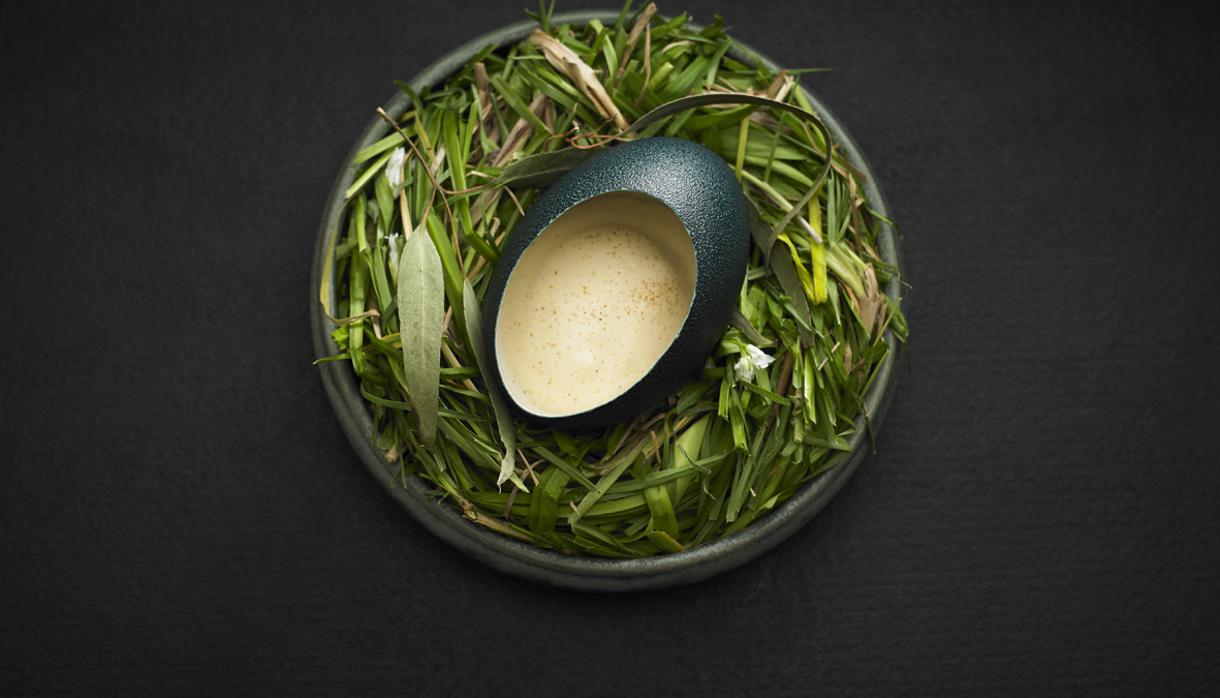 Huevo de emú batido en su propia cáscara con miel de sugarbags