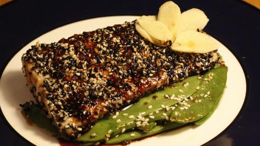 Mahi Mahi cocinado con sésamo y plátano