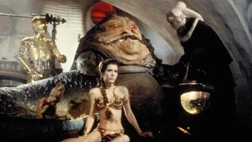 Carrie Fisher en la escena en la que interprenta a Leia con el bikini dorado