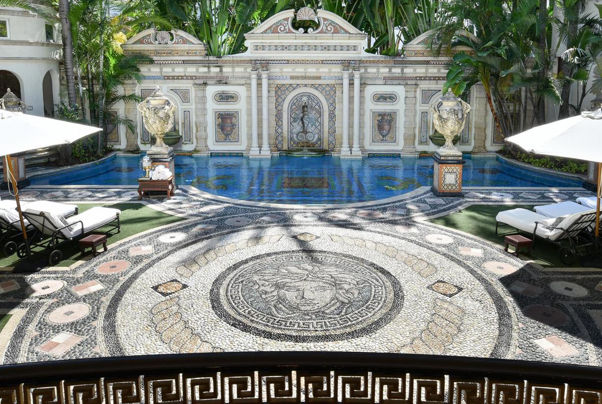 La casa de Versace: un hotel de lujo con piscina de oro