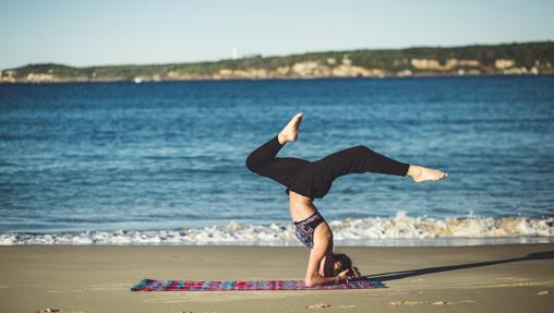 Mujer practicando yoga