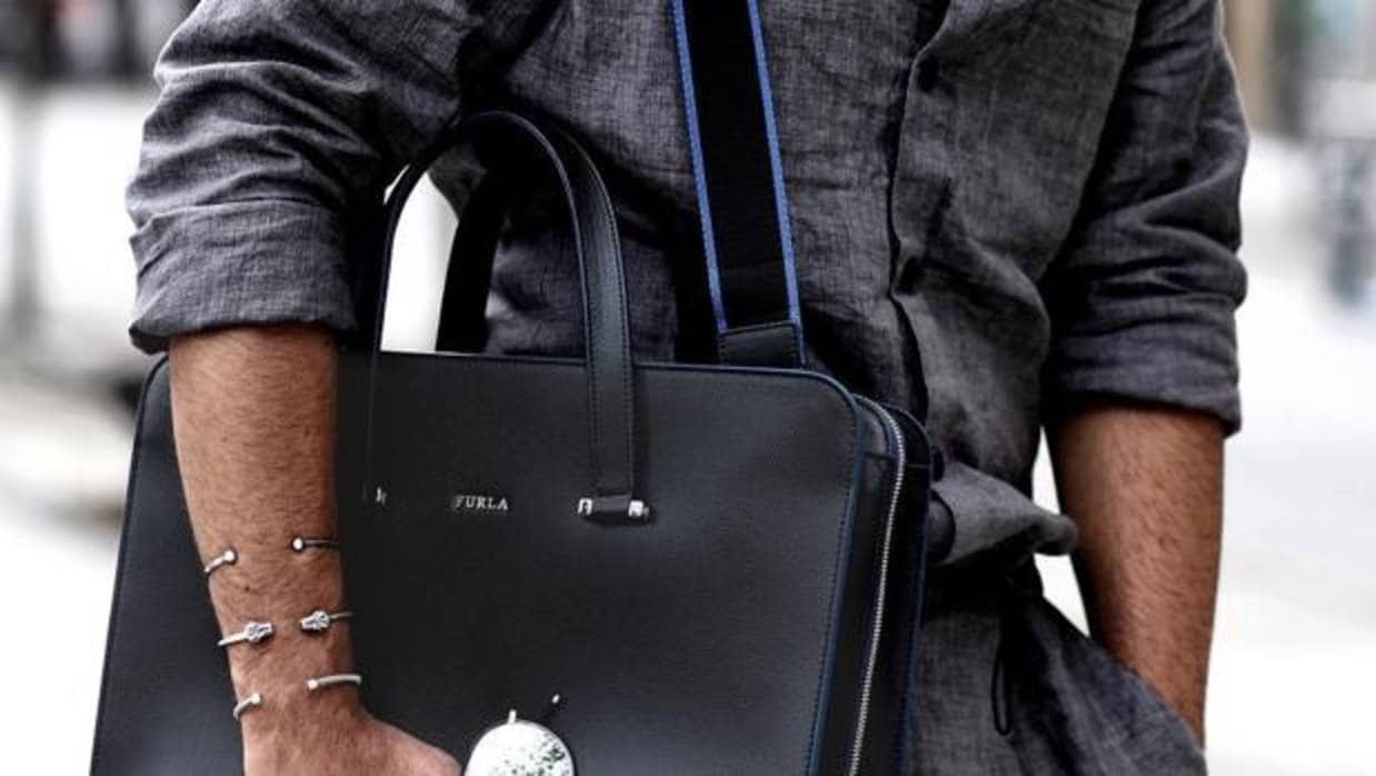 El bolso masculino ya es imprescindible: te contamos cómo llevarlo