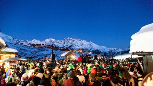 Ambiente joven en la terraza de «Marchica»