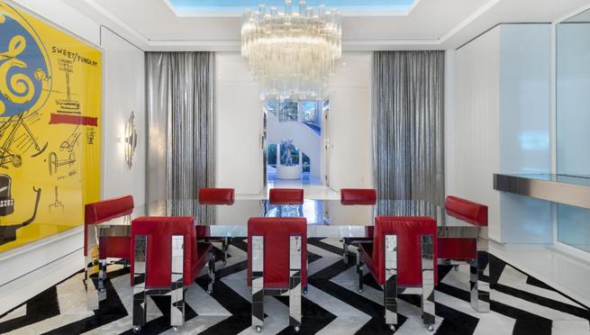 En el comedor del diseñador hay una rareza artística: una obra de arte pintada conjuntamente por Warhol y Basquiat