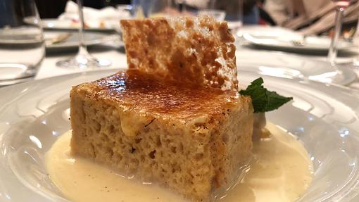 Torrija asada con helado de manzana y canela