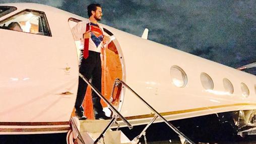 En su cuenta abundan las fotografías en aviones privados