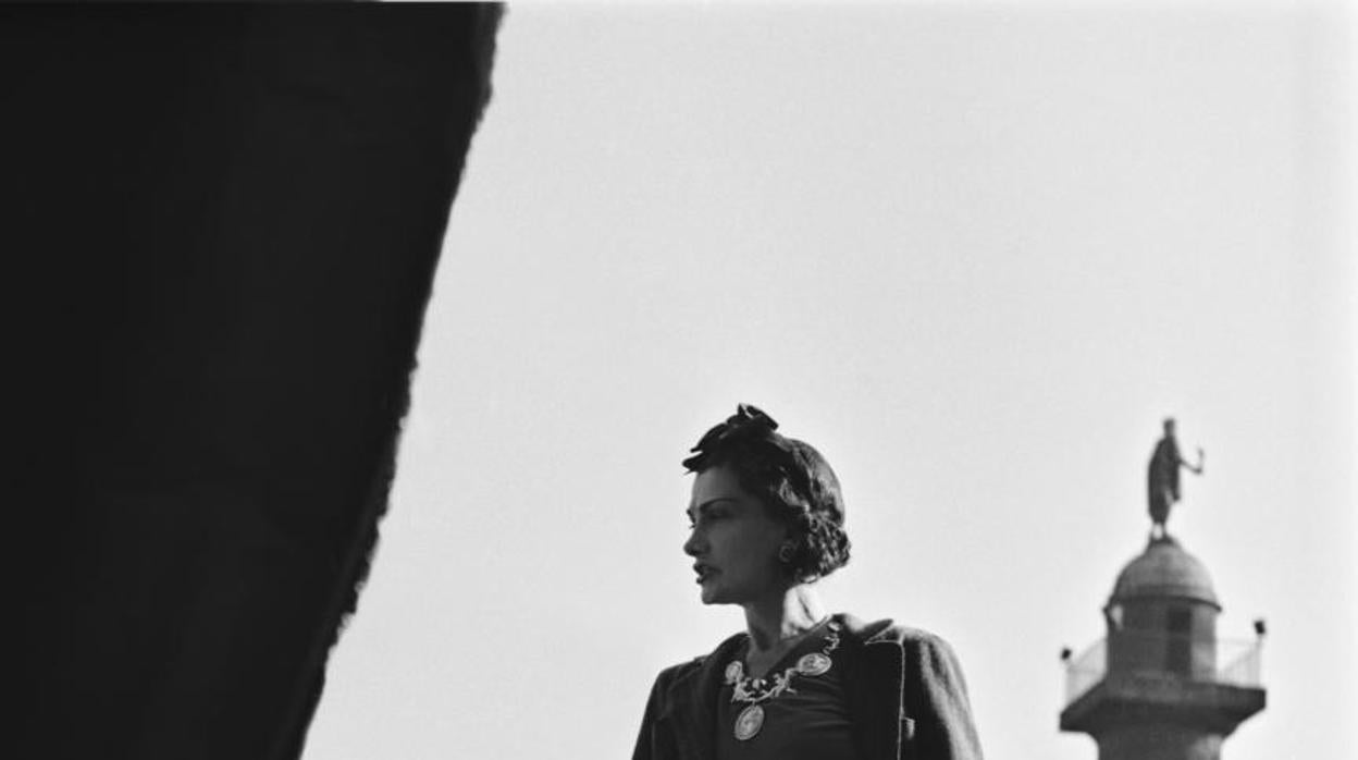 Coco Chanel en el balcón de su suite del Hotel Ritz