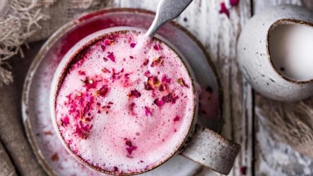 Pink latte, qué es y dónde probar el café de moda