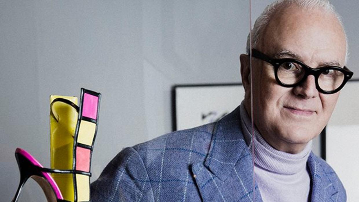 El diseñador Manolo Blahnik junto a su esposición en el Museo de las Artes Decorativas