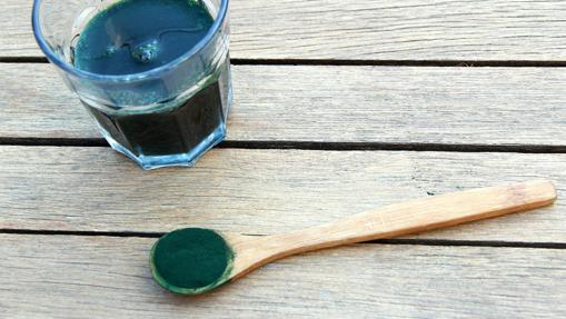 La espirulina confiere un color azul verdoso a las recetas