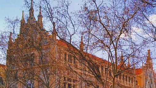 El edificio es una joya arquitectónica situada en pleno distrito de Salamanca