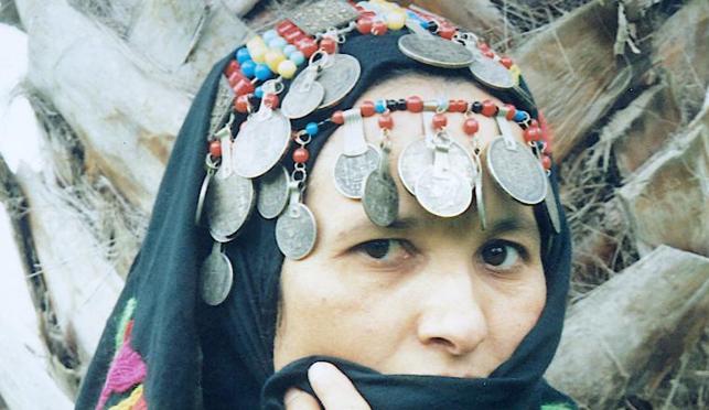 Mujer bereber luce sus joyas familares