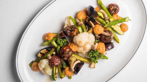Verduras a la parrilla con salsa romesco de Tatel, en Madrid