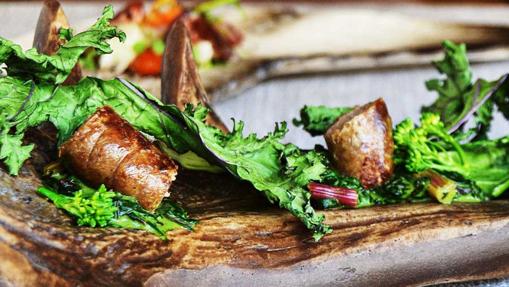 Chorizo de corzo con bimi a la parrilla y kale frito de Desencaja, en Madrid