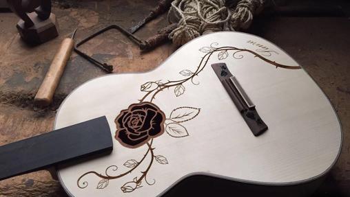 Ejemplar personalizado con el nombre del propietario y una rosa